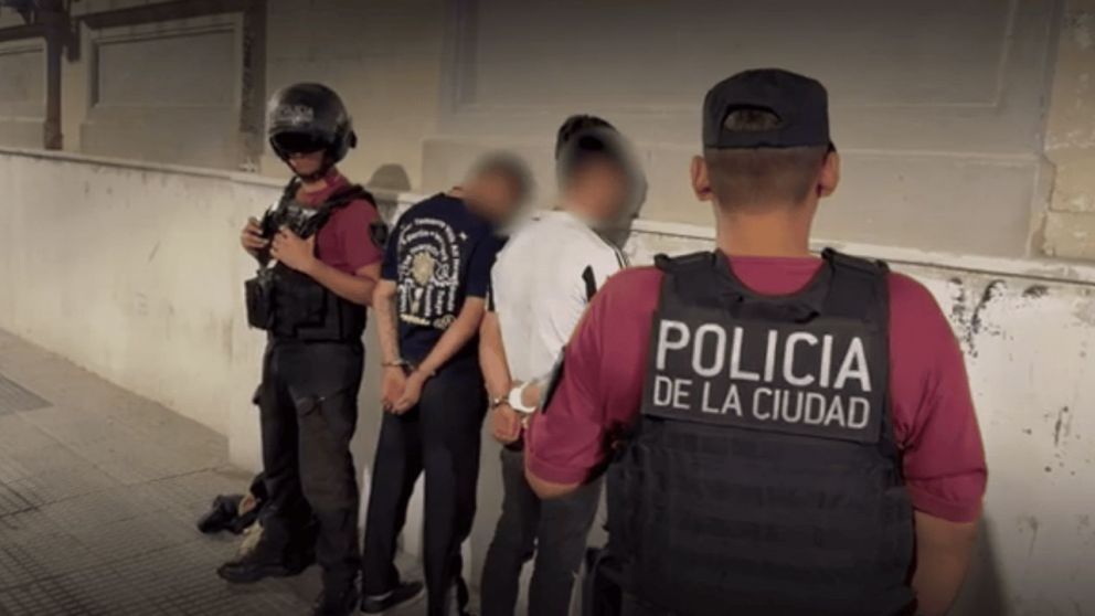 Tres menores extranjeros detenidos por circular en un auto robado y con armas de fuego.