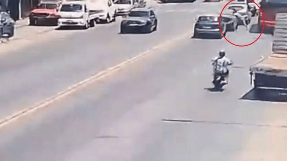 Un hombre volv�a de trabajar, se detuvo en un sem�foro y lo balearon en la cara para robarle el celular (Imagen captura v�deo).