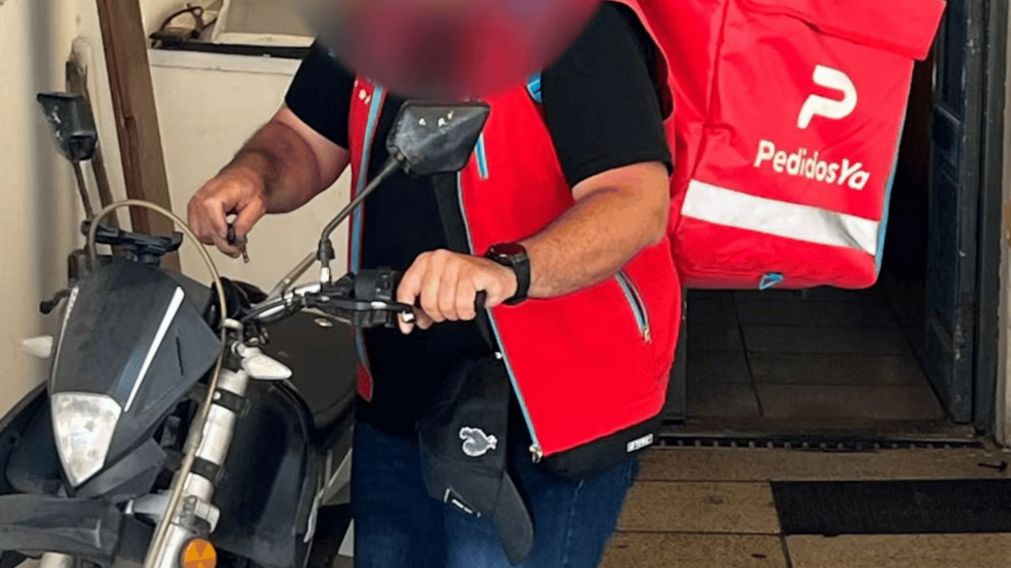 Policías se disfrazaron de repartidores y atraparon a dos delincuentes.