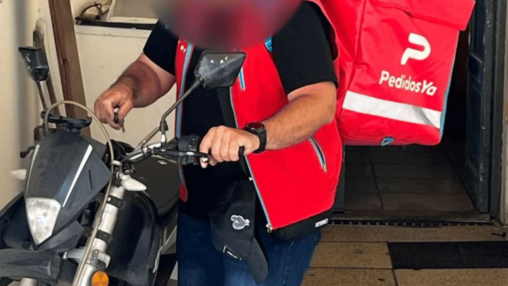 Policías se disfrazaron de repartidores y atraparon a dos delincuentes.