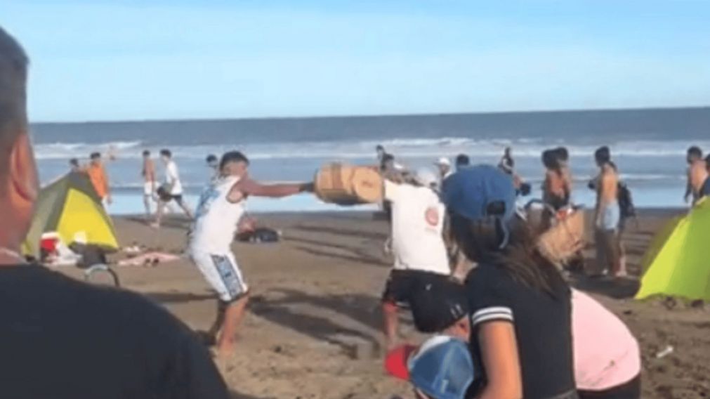 Pelea entre vendedores de chipa en la playa.