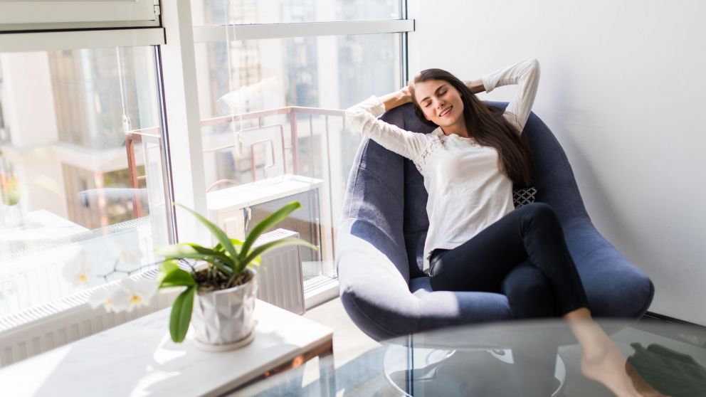 Ni ventilador ni aire acondicionado: trucos para "sobrevivir" a la ola de calor sin gastar un peso en electricidad (Freepik).