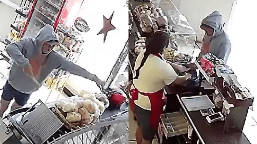 El delincuente apunt� a la empleada de la panader�a con el cuchillo en varias ocasiones, apur�ndola para que le entregue el dinero (Captura video).