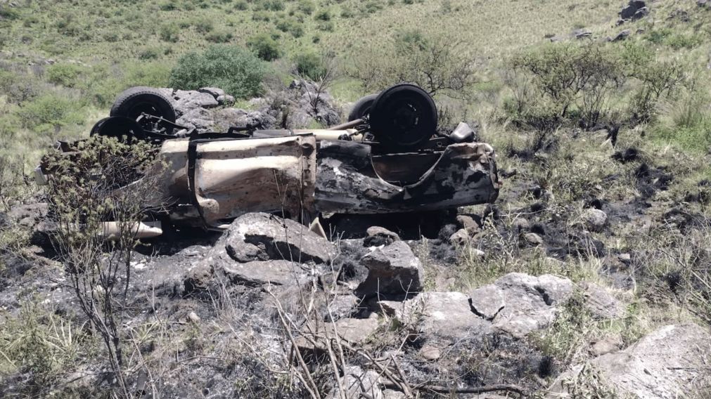 Un hombre de 90 años murió tras caer desde un barranco con su camioneta (Imagen El Doce).