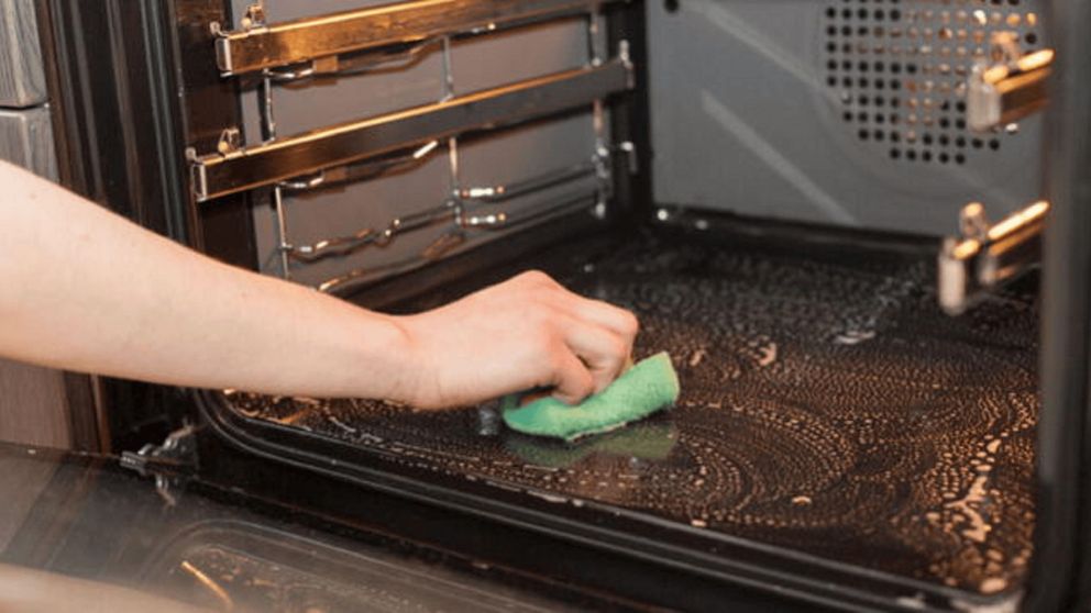 Así se puede limpiar el horno sin tantos ingredientes y en simples pasos.