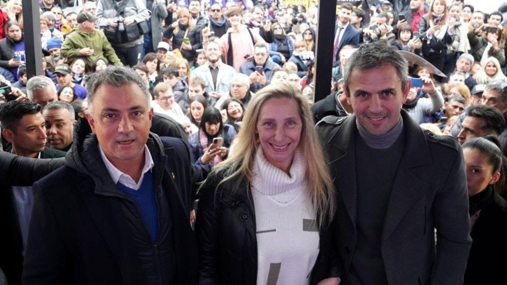SEBASTI�N PAREJA, JUNTO A KARINA MILEI Y MART�N MENEM, EN UN ACTO DE CAMPA�A DE LOS LIBERTARIOS.