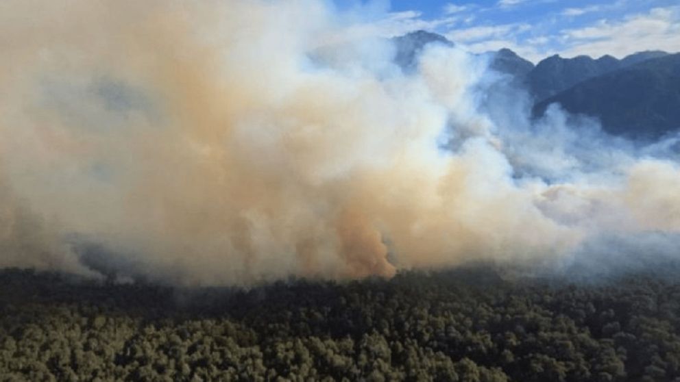 Los incendios en el Parque Nahuel Huapi continúan activos.