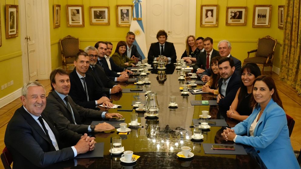 Javier Milei recibió al bloque de diputados de la UCR en la Casa Rosada.