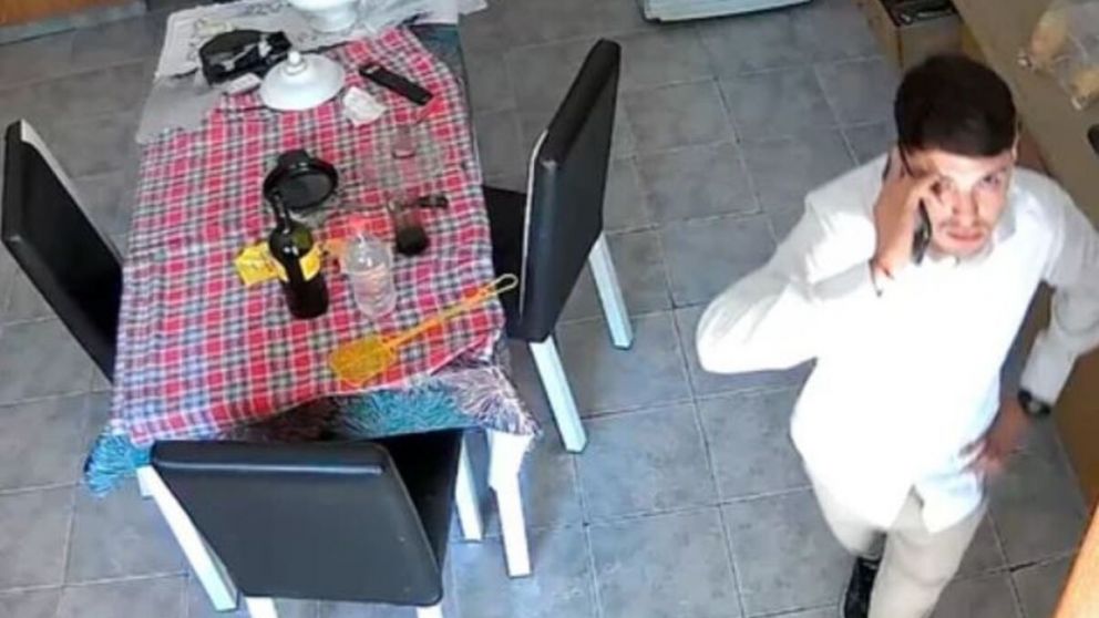 El delincuente fue captado por una cámara de seguridad de la casa (Captura de video).