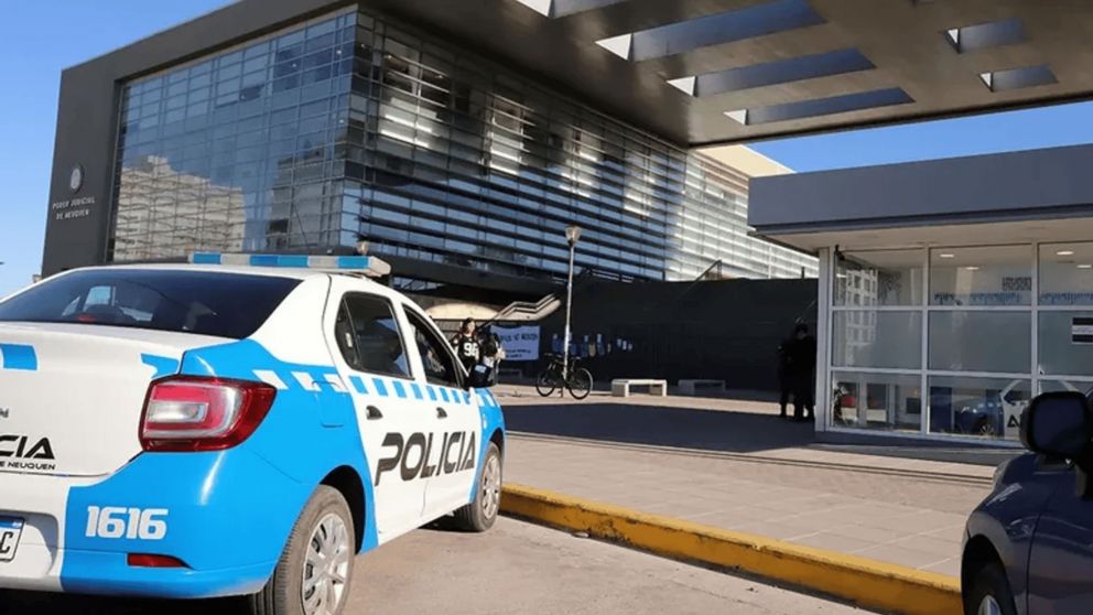 Intentó ahorcar a su ex pareja, agredió a la policía y fue detenido.