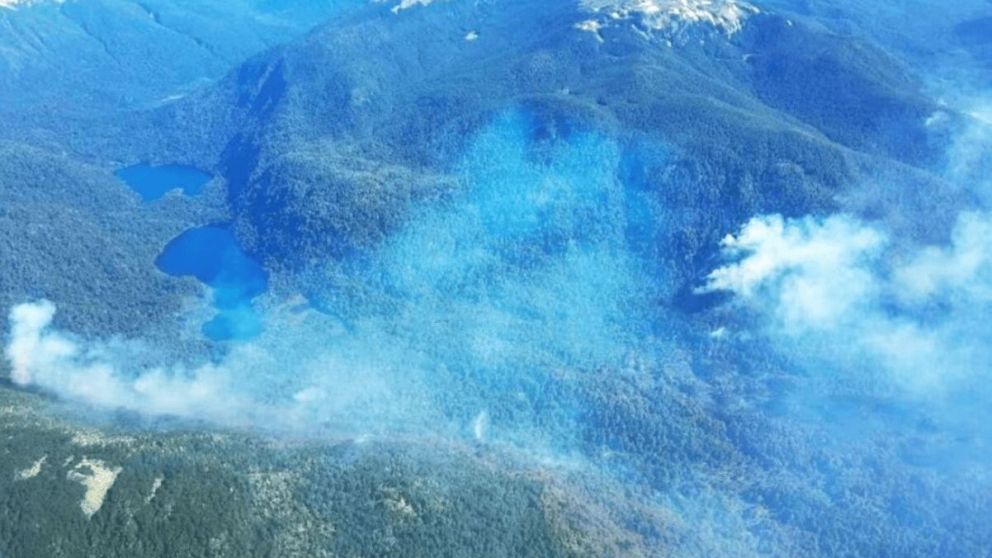 Avanzan los focos de incendio en el Nahuel Huapi (X).