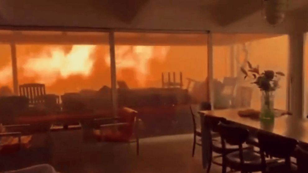 Un hombre grabó el impactante momento en que las llamas se acercan peligrosamente a su casa (Imagen captura vídeo).