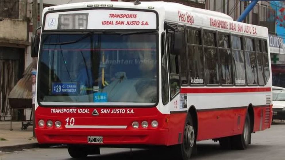 El reclamo de los colectiveros es por mal liquidación de haberes de diciembre.