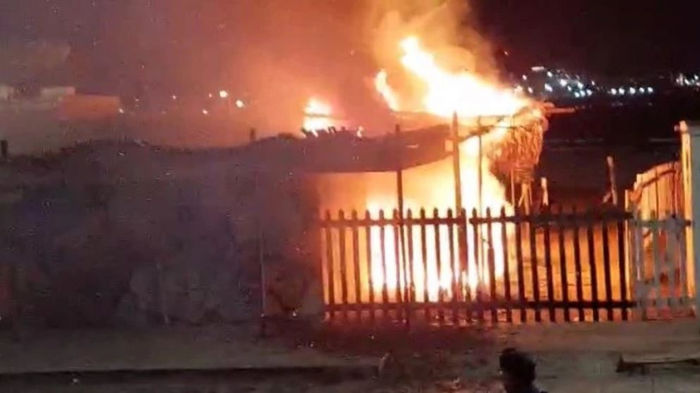 Un grupo de personas que pasaban por el lugar mientras los bomberos intentaban luchar contra las llamas, filmaron un video de lo ocurrido.