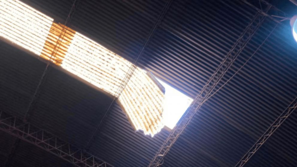 Un hombre instalaba paneles solares en un tinglado, cayó de 15 metros y murió.
