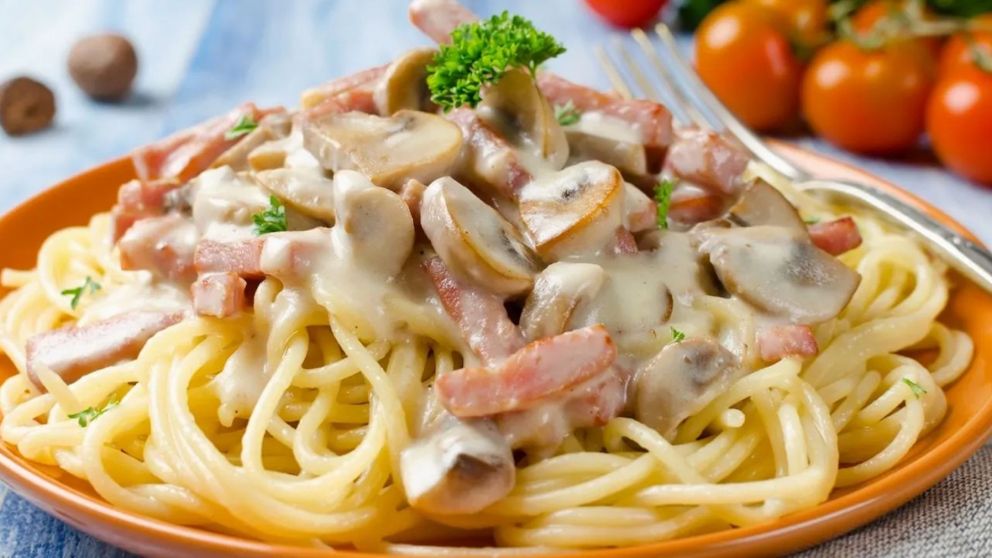 Pastas veraniegas con salsa Caruso, un sabroso aderezo a base de crema y champiñones.