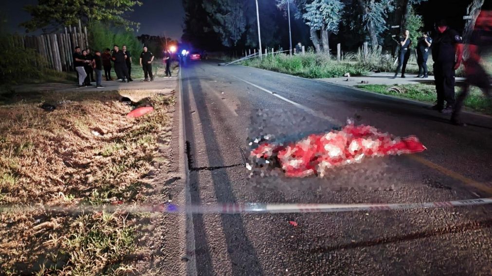 Las víctimas fueron embestidas cuando paseaban en moto.