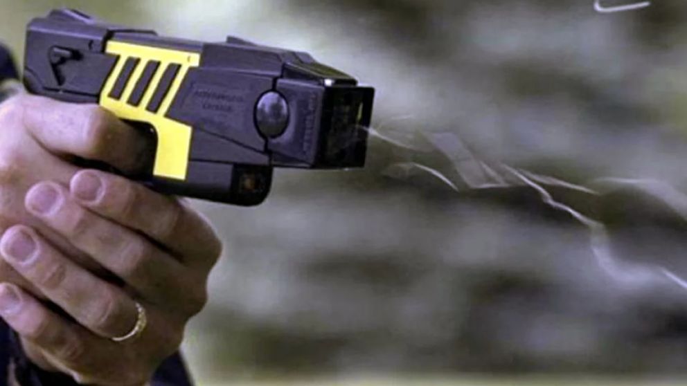 Los agentes de la Polic�a de la Ciudad utilizaron la pistola Taser para inmovilizar al hombre que quer�a quitarse la vida.