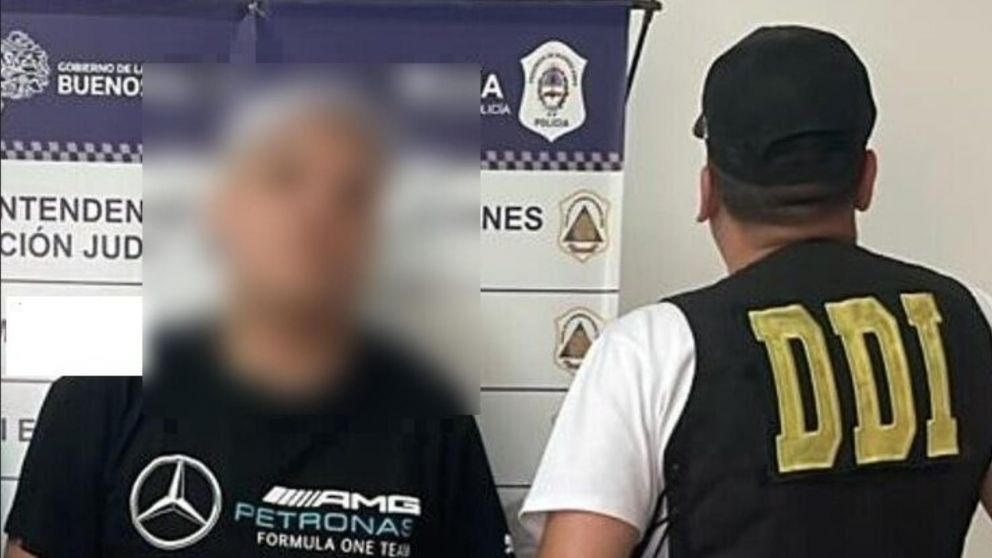 Este es el sujeto que fue aprehendido por los investigadores policiales.