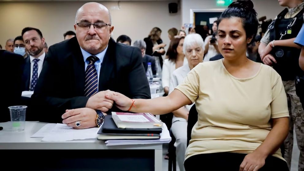 La enfermera Brenda Agüero, junto con su abogado Gustavo Nievas.