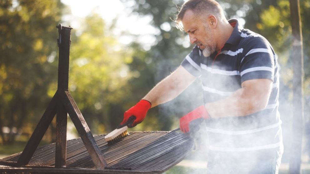 Hay diversos trucos simples para limpiar la parrilla (Imagen ilustrativa).