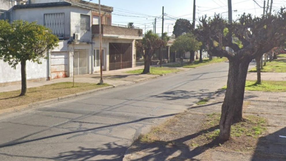 Acá, en este vecindario, se produjo la agresión a disparos que sufrió la víctima