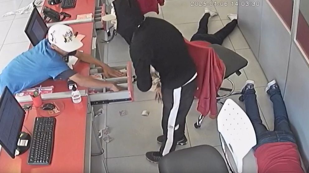 El robo a la financiera quedó grabado por una cámara de seguridad.