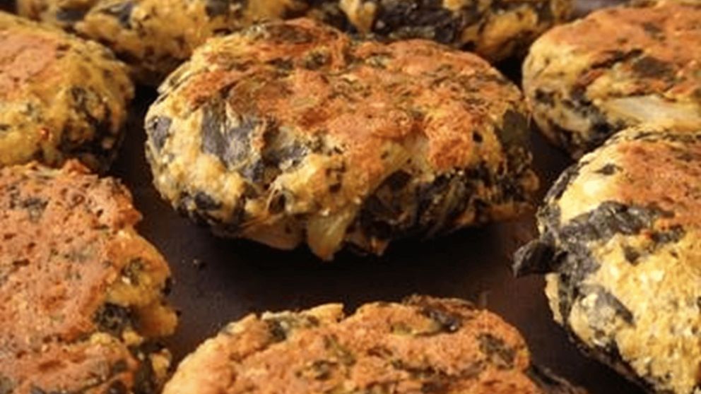 Cambiando la carne picada por chorizos, se consiguen unas torrejas súper tiernas y deliciosas.