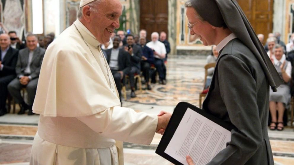 El Papa designó a Simona Brambilla para dirigir una oficina destacada del Vaticano.