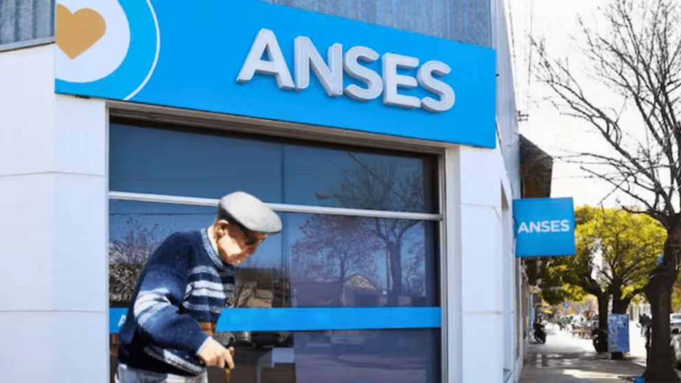 En diciembre, jubilados de ANSES recibirán el segundo pago del medio aguinaldo, además del aumento y el bono (Imagen ilustrativa).