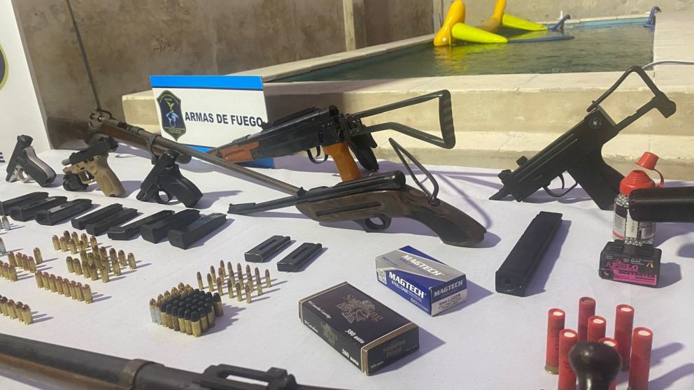 Allanaron a un ex marino por trabajo infantil y le encontraron un arsenal (Foto X).