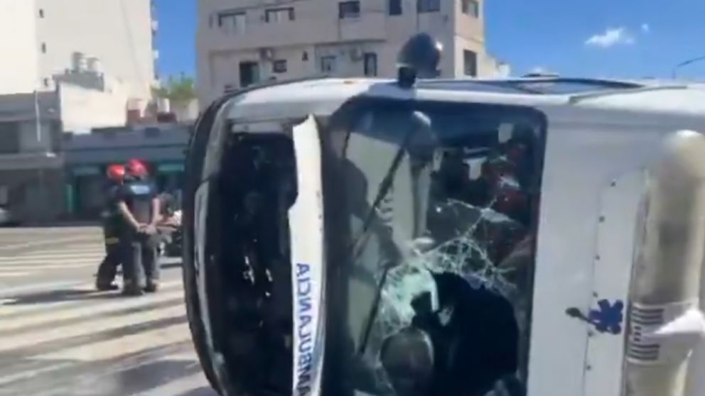 Los bomberos tuvieron que romper el parabrisas de la ambulancia para rescatar a los heridos.