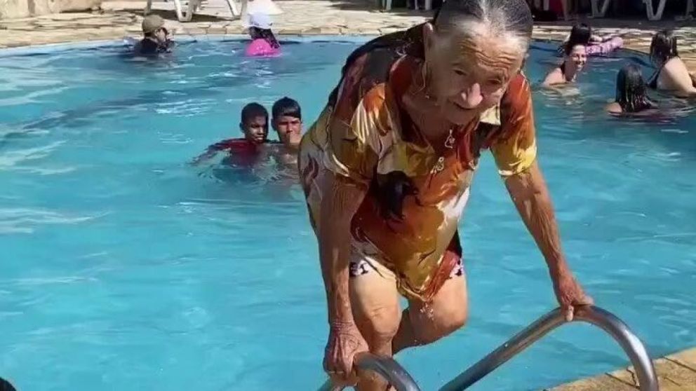 La señora sorprendió a todos con su mortal en la pileta.