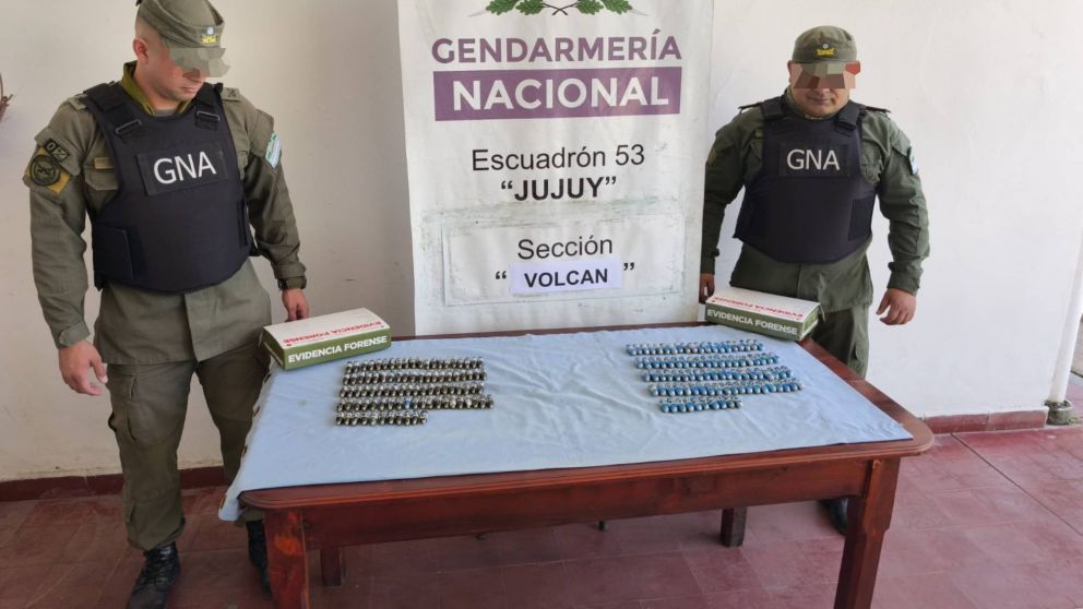 ¡VIDEO! Así cayeron dos "mulas" que ingirieron 90 cápsulas de cocaína cada uno