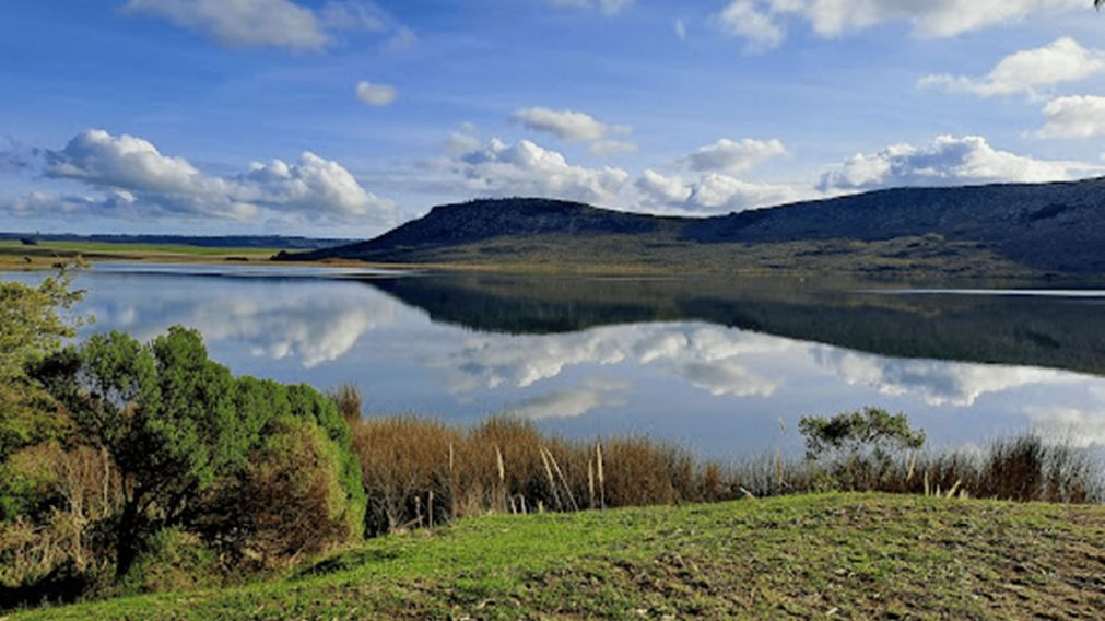 En las afueras de la Costa Atlántica, una laguna decorada con bonitas sierras y espacios verdes para disfrutar en familia.