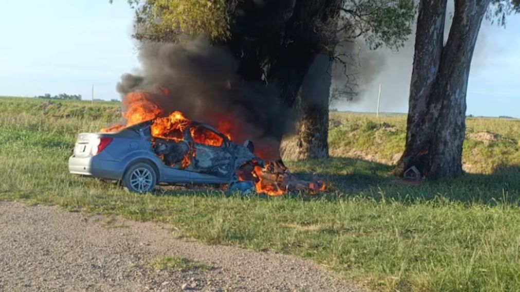 El femicida se suicidó chocando con su auto contra un árbol (Gentileza La Voz).