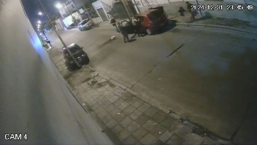 Los ladrones fueron atacados con macetas desde la terraza (Captura de video).