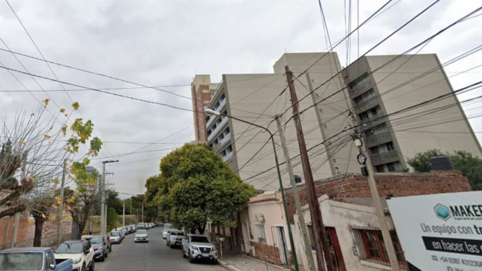 El nene abandonado permanecía en un departamento de un edificio de la ciudad de Salta (Google Maps).