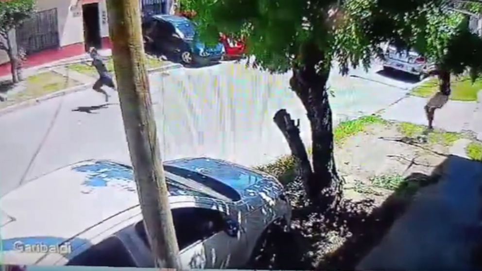 El violento episodio de inseguridad quedó filmado por una cámara de vigilancia.