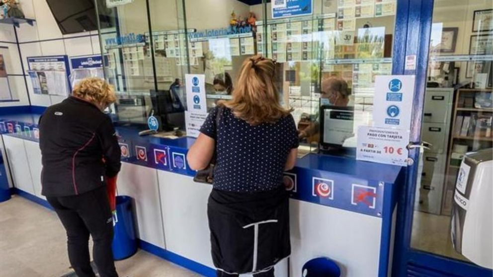 Tras conocer su victoria en la loter�a, la mujer salt� de alegr�a, pero sin saber que su propio hijo la enga�ar�a para tradicionarla (Imagen ilustrativa).