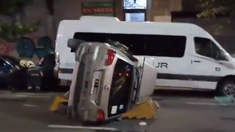 Impactante choque y vuelco en la zona porteña de Once (Captura de video).