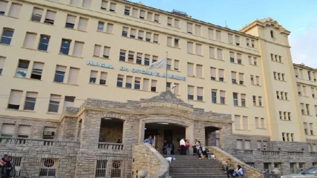 La oficial Guadalupe Mena falleció mientras era asistida por los médicos en este hospital.