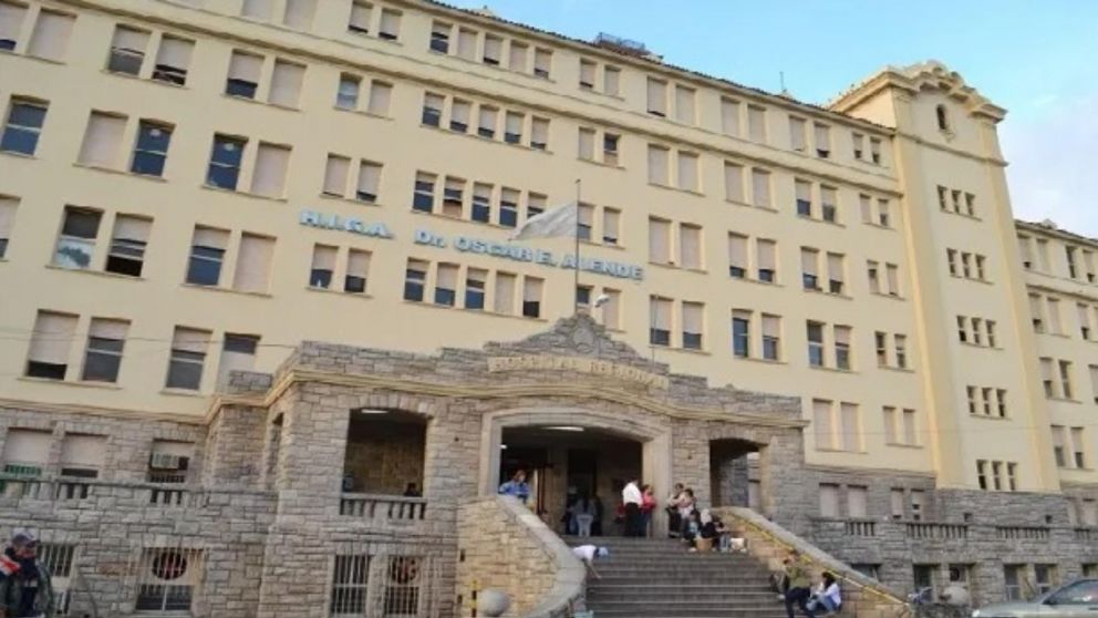 La oficial Guadalupe Mena falleció mientras era asistida por los médicos en este hospital.