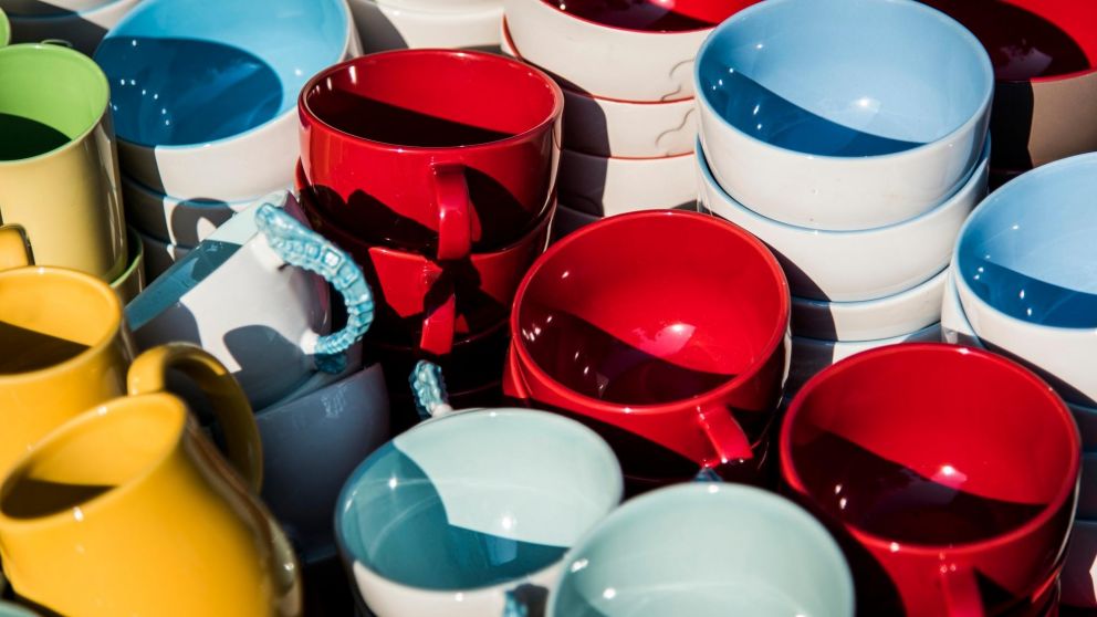 Las tazas mal ubicadas suelen hacer perder lugar en la alacena (Freepik).