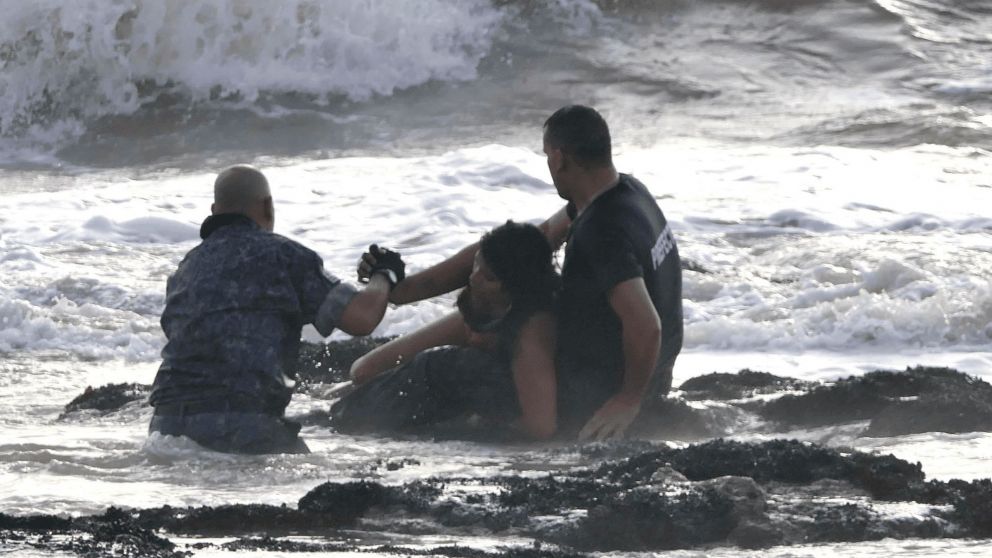El momento del rescate de dos de las personas que ingresaron al mar