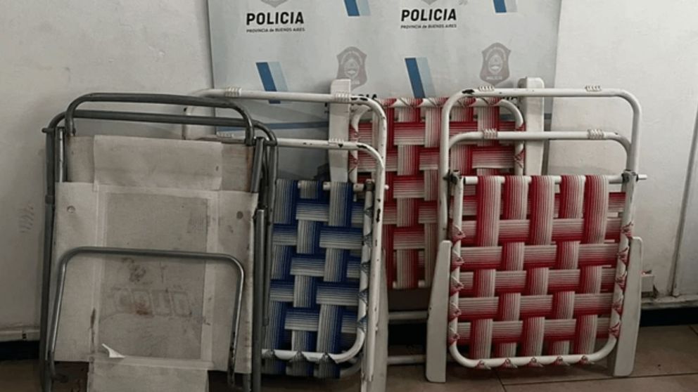 Las reposeras robadas por los delincuentes.