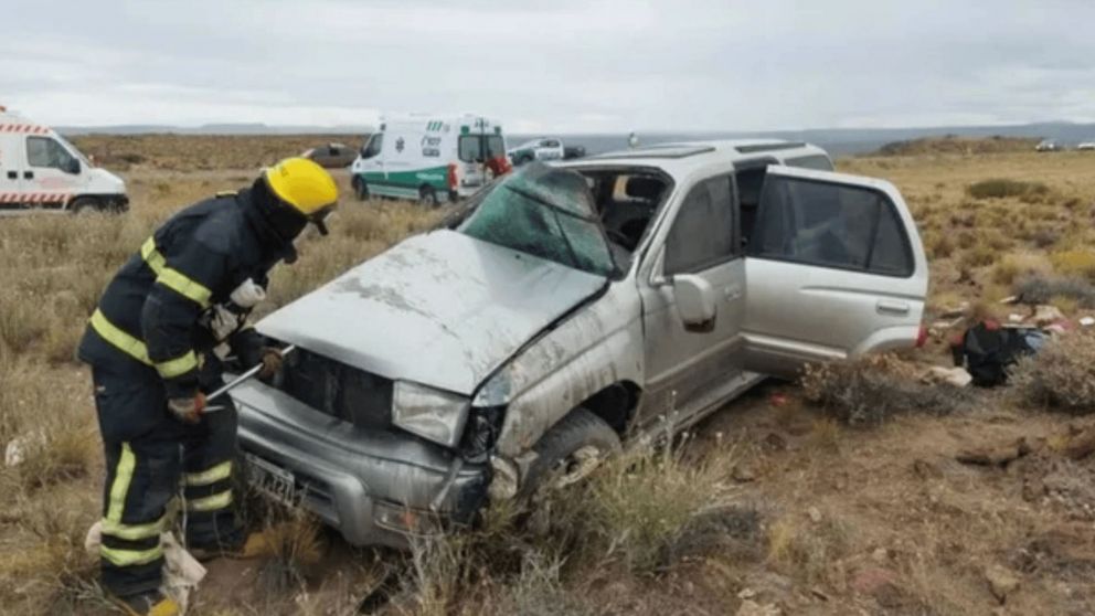 Familia de tres volvía de las vacaciones, volcó en la ruta y murió la madre