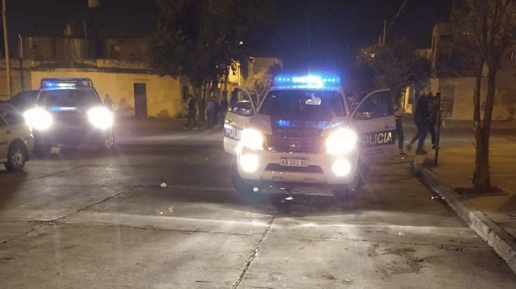 La policía fue alertada por una mujer que vio solo al bebé en la madrugada de Año Nuevo.