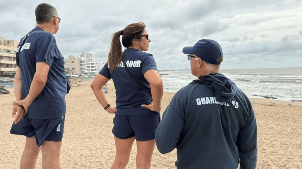 Buscan a un joven argentino que entró al mar en Punta del Este y no pudo salir.
