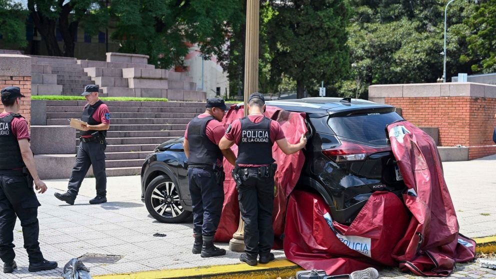 La conductora embistió a los turistas que esperaban el semáforo para cruzar la calle (Foto NA).